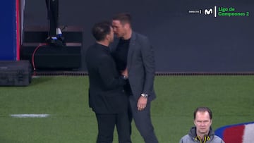 Simeone y Kehl se encaran, con empujones, desplantes...