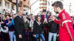 Gerard Piqu&eacute; recibido en Logro&ntilde;o por aficionados.