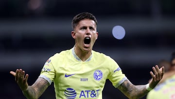 MEX5044. CIUDAD DE MÉXICO (MÉXICO), 13/05/2023.- Brian Rodríguez del América celebra hoy tras anotar contra el Atlético San Luis, durante un partido por los cuartos de final del torneo Clausura 2023 de la Liga MX, en el Estadio Azteca en Ciudad de México (México). EFE/Sáshenka Gutiérrez
