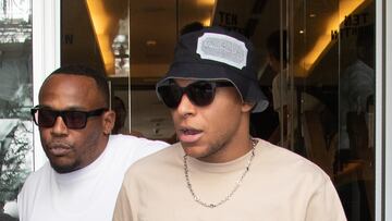 Mbappé a la salida de un restaurante.