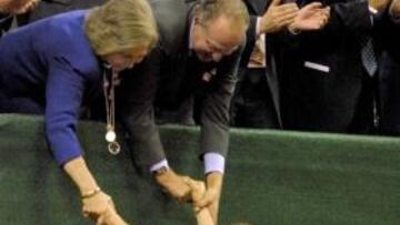 <b>FELICITACIÓN. </b>Ferrero, a hombros de Corretja, saludó a los Reyes.