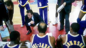 Pat Riley, durante un Lakers-Bullets jugado en Baltimore en 1988