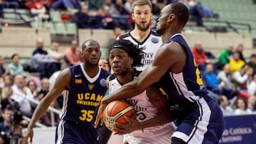 GRAF6438. MURCIA, 09/01/2019.- El base estadounidense del equipo ruso Nizhny Novgorod Perry Kendrick (c) lucha por el bal&oacute;n ante el p&iacute;vot belga de UCAM Murcia Kevin Tumba (d), durante el partido de la d&eacute;cima jornada de la Liga de Campeones de Baloncesto, que est&aacute;n disputando hoy en el Palacio de Los Deportes de Murcia. EFE/Marcial Guill&eacute;n