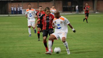 Diego Chica presionando a un rival en el partido entre Cúcuta Deportivo y Envigado por Liga Águila I-2019.