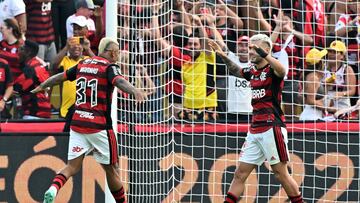 Flamengo's Brazilian forward Marinho (L) and Uruguayan midfielder Giorgian De Arrascaeta celebrate after winning the Copa Libertadores final, after the football match between Brazilian teams Flamengo and Athletico Paranaense at the Isidro Romero Carbo Monumental Stadium in Guayaquil, Ecuador, on October 29, 2022. (Photo by Luis Acosta / AFP)