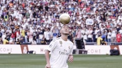 Eden Hazard toca el bal&oacute;n con la cabeza durante su presentaci&oacute;n como jugador del Real Madrid en el Estadio Santiago Bernab&eacute;u.
