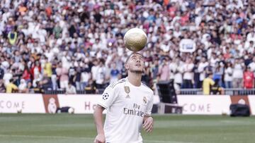 Eden Hazard toca el balón con la cabeza durante su presentación como jugador del Real Madrid en el Estadio Santiago Bernabéu.