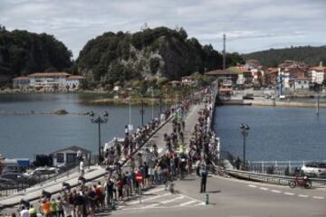 El pelotón durante la décima etapa de la Vuelta Ciclista a España 2016, con salida en la localidad de Lugones y meta en los Lagos de Covadonga,con un recorrido de 188,7 kilómetros.