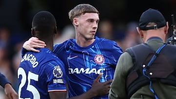 Chelsea's English midfielder #20 Cole Palmer (C) celebrates with Chelsea's Ecuadorian midfielder #25 Moises Caicedo (L) on the pitch after the English Premier League football match between Chelsea and Liverpool at Stamford Bridge in London on May 4, 2025. (Photo by HENRY NICHOLLS / AFP) / RESTRICTED TO EDITORIAL USE. No use with unauthorized audio, video, data, fixture lists, club/league logos or 'live' services. Online in-match use limited to 120 images. An additional 40 images may be used in extra time. No video emulation. Social media in-match use limited to 120 images. An additional 40 images may be used in extra time. No use in betting publications, games or single club/league/player publications. /