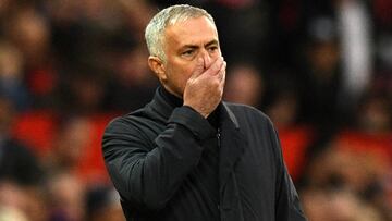 Jos&eacute; Mourinho se lleva la mano a la boca durante un partido dirigiendo al Manchester United.