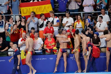 La Selección española de waterpolo celebra su victoria con los españoles presentes. 