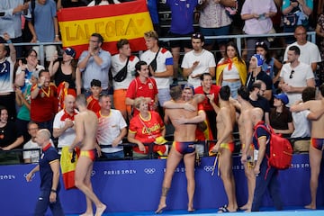 La Selección española de waterpolo celebra su victoria con los españoles presentes.