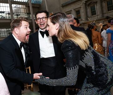 James Corden, Erdem Moralioglu y Rebecca Ferguson durante la MET Gala 2024.