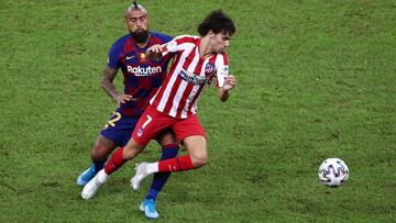 João Félix ante Vidal en el Barcelona-Atlético.