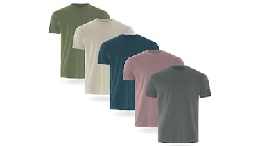 5 camisetas básicas para hombre (por 5 euros cada una) que se ha convertido en el ‘pack’ más ahorrador de Amazon