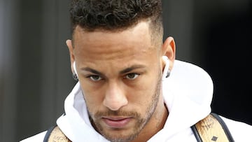 Brazil&#039;s forward Neymar leaves his team&#039;s hotel in Kazan on July 7, 2018, a day after the five-time champions crashed out of the Russia 2018 World Cup football tournament after a 2-1 quarter-final defeat to Belgium. / AFP PHOTO / Benjamin CREMEL