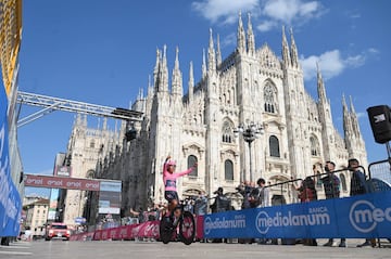 El corredor del Team INEOS - Grenadiers hizo historia en el deporte colombiano y se coronó campeón del Giro de Italia. Bernal mantuvo la ventaja en la clasificación general y tras la contrarreloj en la última etapa, se quedó con el título. 