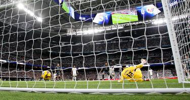 Con varios regates, volvió loco a Ratiu y finalizó al primer palo para marcar el 2-0 de su equipo.