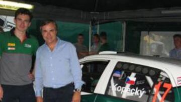 <b>CON SU COCHE. </b>Sainz, junto al Skoda que utilizará en Madrid.
