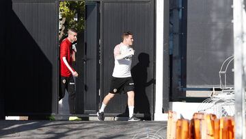 Jaume Doménech, junto a Gameiro, en el entrenamiento de esta mañana, en Paterna.