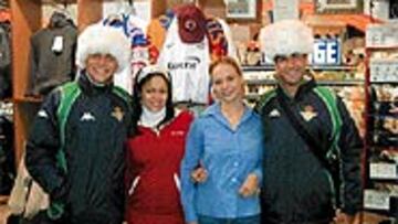 <B>DE COMPRAS EN PRAGA</b>. Joaquín y Fernando aprovecharon bien el descanso que les dio Víctor Fernández.