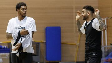 Thompkins, junto a Taylor.
 
 
 
 
  BALONCESTO