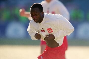 El nigeriano, internacional por Polonia, obtuvo dos votos en 2001. Ya militaba en las filas del Panathinaikos cuando fue nominado al galard車n. Toda una sorpresa en la edici車n que acab車 ganando Michael Owen.