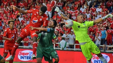 Olmes García ganándole en el juego aéreo a Fabián Vargas y Cristian Bonilla en juego entre América y Equidad por la Liga Águila II-2017