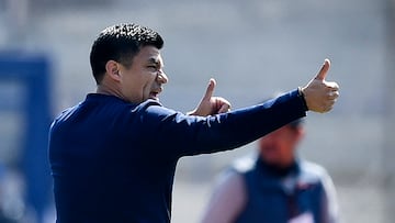 Atlas' coach Gonzalo Pineda gestures during the Liga MX Clausura football match between Pumas and Atlas at the Olimpico Universitario stadium in Mexico City, on January 26, 2025. (Photo by Rodrigo Oropeza / AFP)