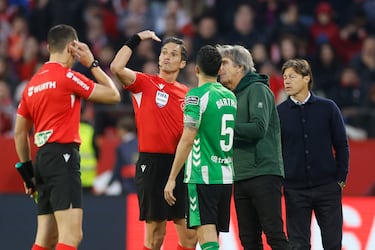 Parada del partido por lanzamiento de objetos.