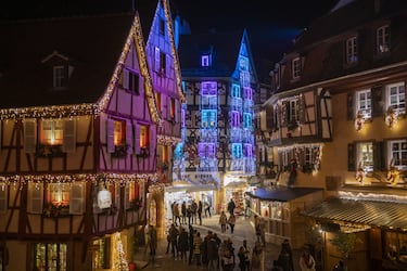 Este pueblo alsaciano parece sacado de un cuento, con seis mercados repartidos por sus plazas. Fachadas iluminadas y productos locales crean un ambiente único. Cada mercado tiene una temática distinta, desde gastronomía hasta artesanía infantil.