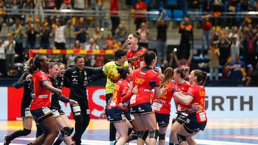 Las jugadoras de la Selecci¨®n espa?ola de balonmano celebran la victoria en el Preol¨ªmpico de Torrevieja y la clasificaci¨®n para los Juegos de Par¨ªs 2024.