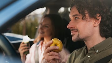 ¿Me pueden multar por comer o beber en el coche mientras conduzco? Esto dice el Reglamento de la DGT