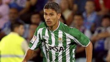 <b>CONDUCTOR.</b> Salva, con el balón a la caza de un buen pase. El domingo tendrá la manija otra vez.