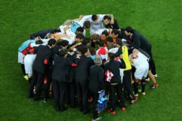 El Sevilla hace piña momentos antes de comenzar la prórroga.