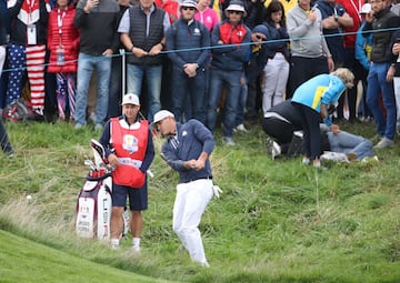 El golfista estadounidense Brooks Koepka, juega su segundo tiro en el sexto hoyo tras un primer golpe que acabó impactando en un espectador durante la Ryder Cup 2018 en Le Golf National en París, Francia.