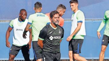 Quique Flores, pensativo durante un entrenamiento del Getafe.