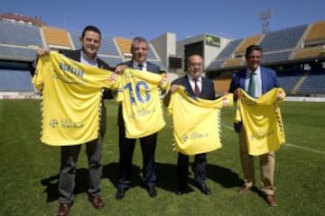 Tomás Roncero, el presidente del Cádiz Manuel Vizcaíno, Alfredo Relaño y Joaquín Maroto, en el estadio Ramón de Carranza.