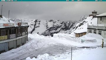 La cima del Passo dello Stelvio, completamente nevada a dos semanas del paso del Giro de Italia por la carretera que sube al puerto.