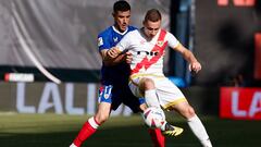 MADRID, 25/05/2024.- El delantero del Rayo Vallecano Jorge de Frutos (d) y el centrocampista del Athletic Club, Yuri Berchiche durante el partido de la jornada 38 de LaLiga EA Sports que Rayo Vallecano y el Athletic de Bilbao disputan este sábado en el estadio de Vallecas. EFE/ Sergio Pérez
