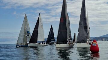 La Regata Cantábrica-VI Trofeo Aproches comenzó con poco viento en aguas del Abra