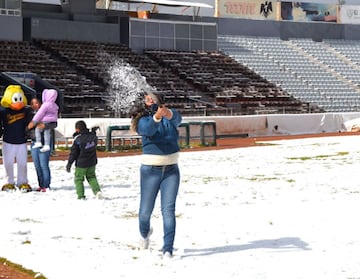 ¡Increible! La nieve cubre un campo de beisbol en México