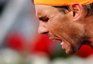 Cuando el Mutua Madrid Open parecía abocado a otra final Nadal-Djokovic, Stefanos Tsitsipas se entrometió con un tenis sublime y derribo al ídolo español en una semifinal preciosa e intensa que se resolvió en tres sets y dos horas y 36 minutos: 6-4, 2-6 y 6-3. El griego, de 20 años por aquel entonces, se confirmó como alternativa y derrotó al último miembro del Big Three que le quedaba por batir.