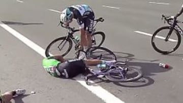 Un compañero atiende a Tom Boonen tras el accidente.