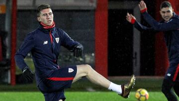 GRAF7346. BILBAO (ESPAÑA), 25/01/2018.- El jugador del Athletic de Bilbao Aymeric Laporte, durante el entrenamiento con el que el Athletic de Bilbao prepara el encuentro de mañana contra el Eibar, correspondiente a la vigésimo primera
