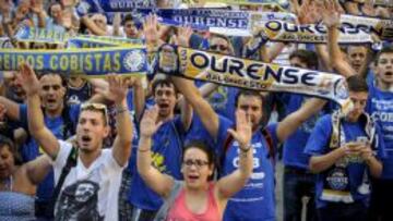 La afición del Club Ourense Baloncesto durante la manifestación convocada en Ourense, para reclamar una plaza del equipo en la liga ACB.