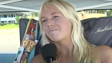 La surfista Bethany Hamilton cuando tenía 14 años, rubia con el pelo largo, hablando ante un micro en Hawái.