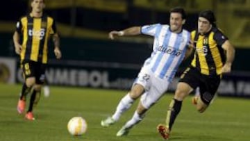 Diego Milito of Argentina&#039;s Racing Club fights for the ball with Ruben Maldonado (R) and Jorge Mendoza REUTERS/Jorge Adorno