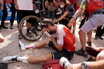 El ciclista español del equipo Cofidis, Jesús Herrada, celebrando su victoria en  la etapa 11 de la vuelta ciclista a España 2023, una carrera de 163,5 km desde Lerma hasta Laguna Negra en Vinuesa,