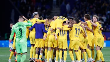 CORNELLÁ DE LLOBREGAT (BARCELONA), 14/05/2023.- Los jugadores del FC Barcelona celebran proclamarse campeones de LaLiga Santander tras ganar al Espanyol este domingo en el RCDE Stadium de Cornellá de Llobregat (Barcelona). EFE/ Andreu Dalmau